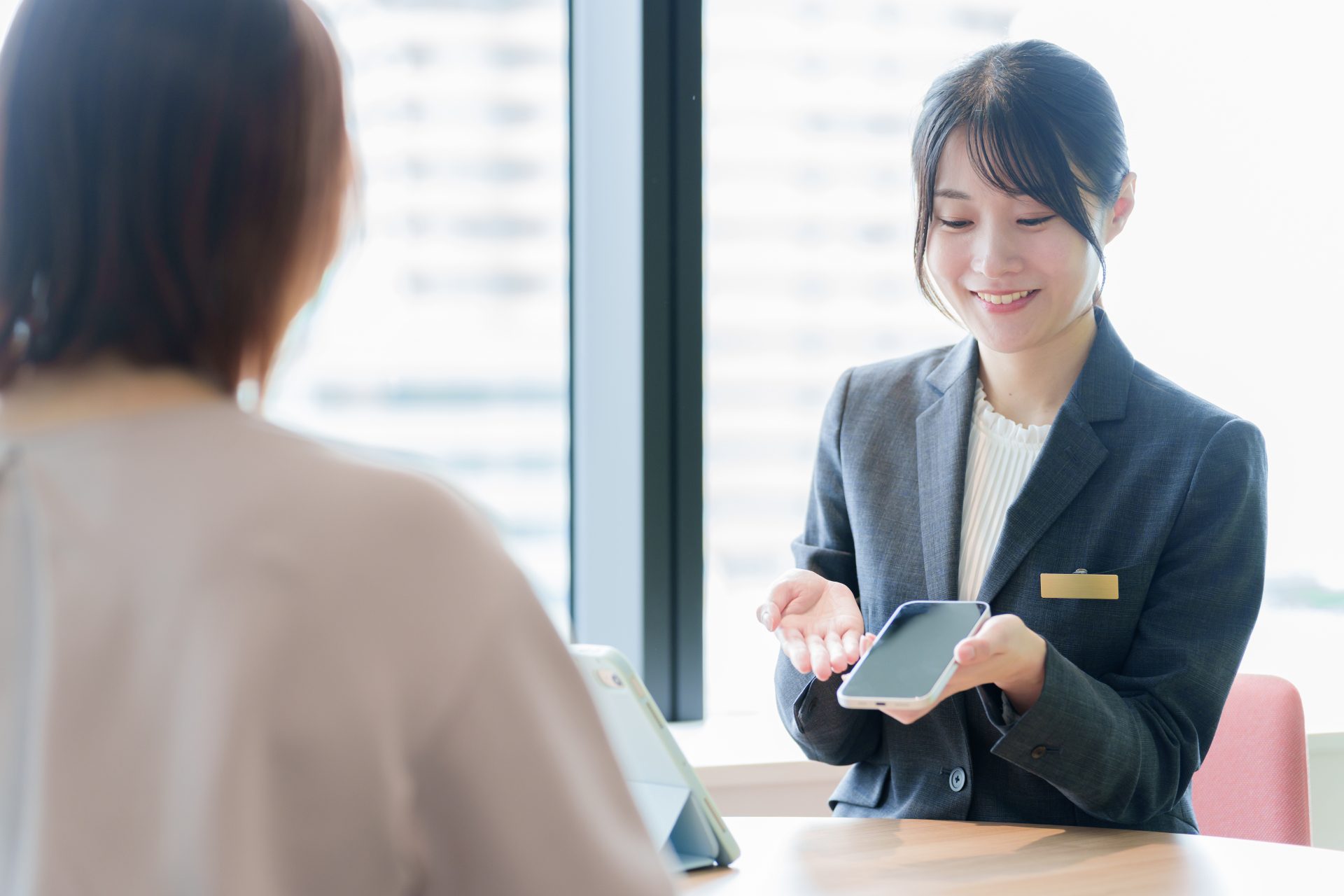 通信サービスを案内するスタッフ